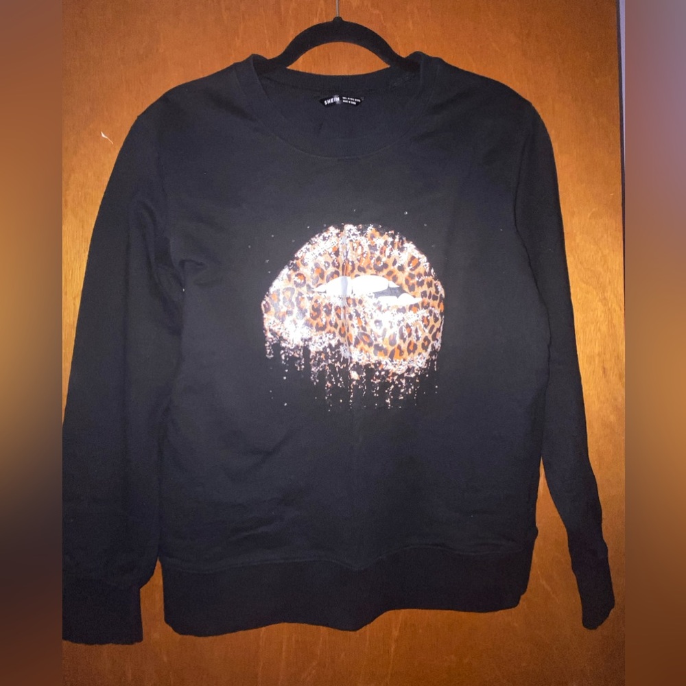 SHEIN L crew neck long-sleeve with Cheetah Print Lips Design